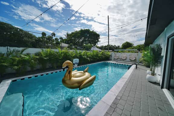 5 Min to Beach - Heated Pool Hot Tub 85" TV's BBQ Games - Image 2